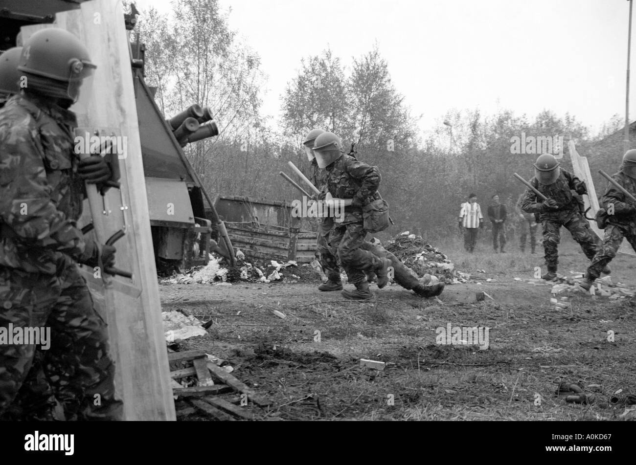 I soldati britannici dal Royal Gurkha fucili trascina un Rioter dalla folla mentre i loro colleghi forniscono la protezione Foto Stock
