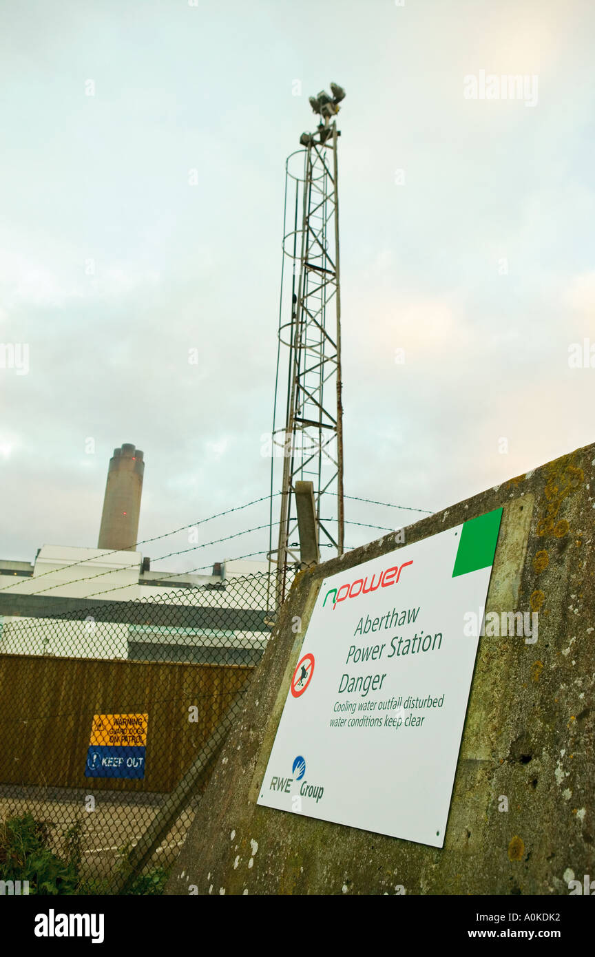 Cancello di sicurezza e npower segnaletica di pericolo per power station Aberthaw Power Station Aberthaw Wales UK Foto Stock
