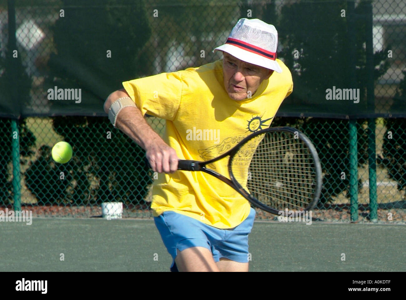 Sun City Florida pensionata attiva dei cittadini anziani perseguire il tennis e gli sport e altre attività di pensionamento in un progetto di comunità Foto Stock