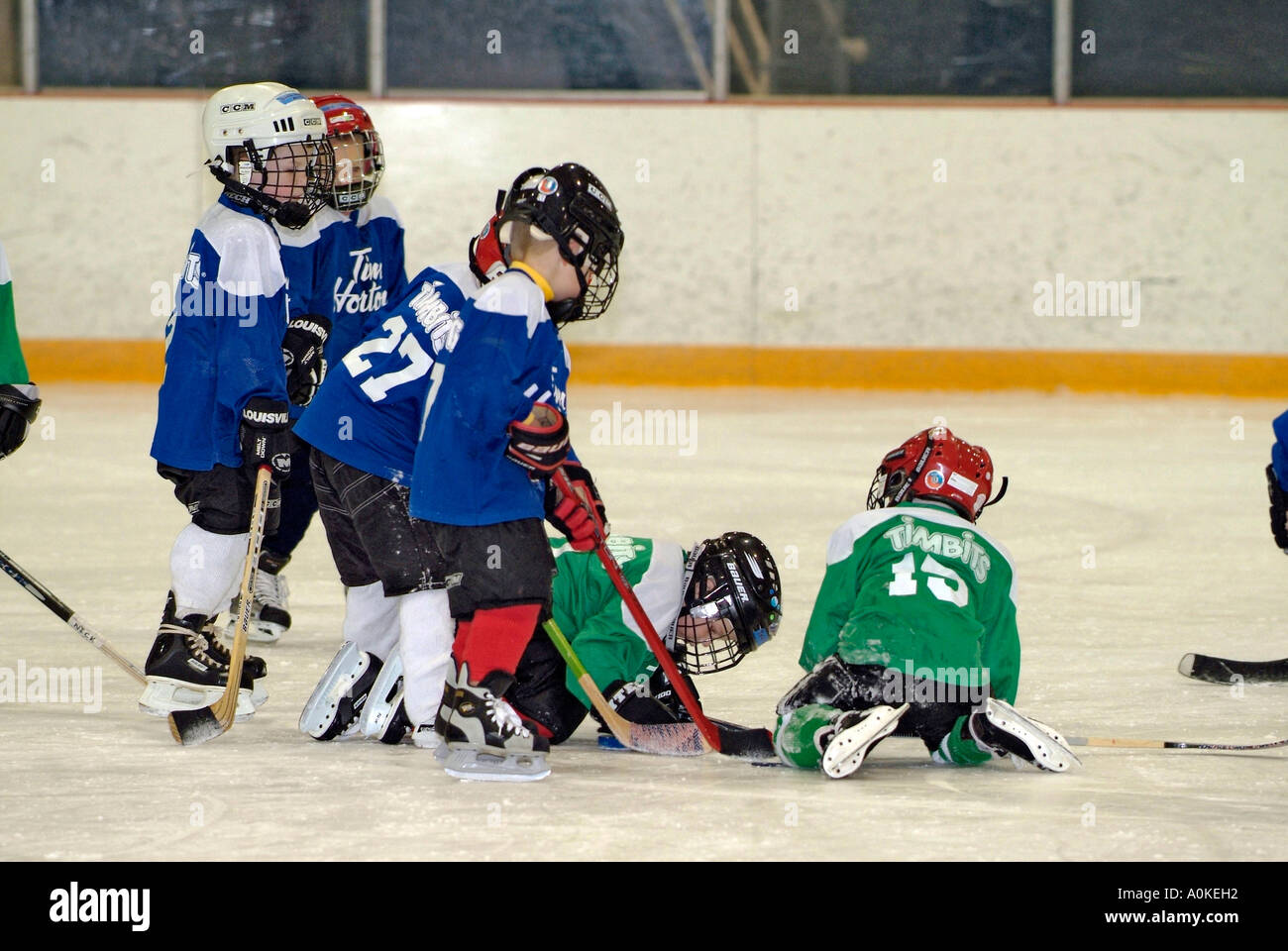 5 anno di età i ragazzi e le ragazze stanno imparando i fondamenti di giocare a hockey su ghiaccio Foto Stock