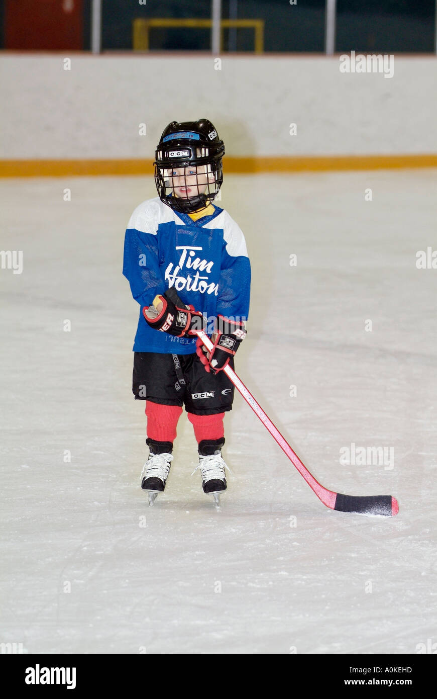 5 anno di età i ragazzi e le ragazze stanno imparando i fondamenti di giocare a hockey su ghiaccio Foto Stock
