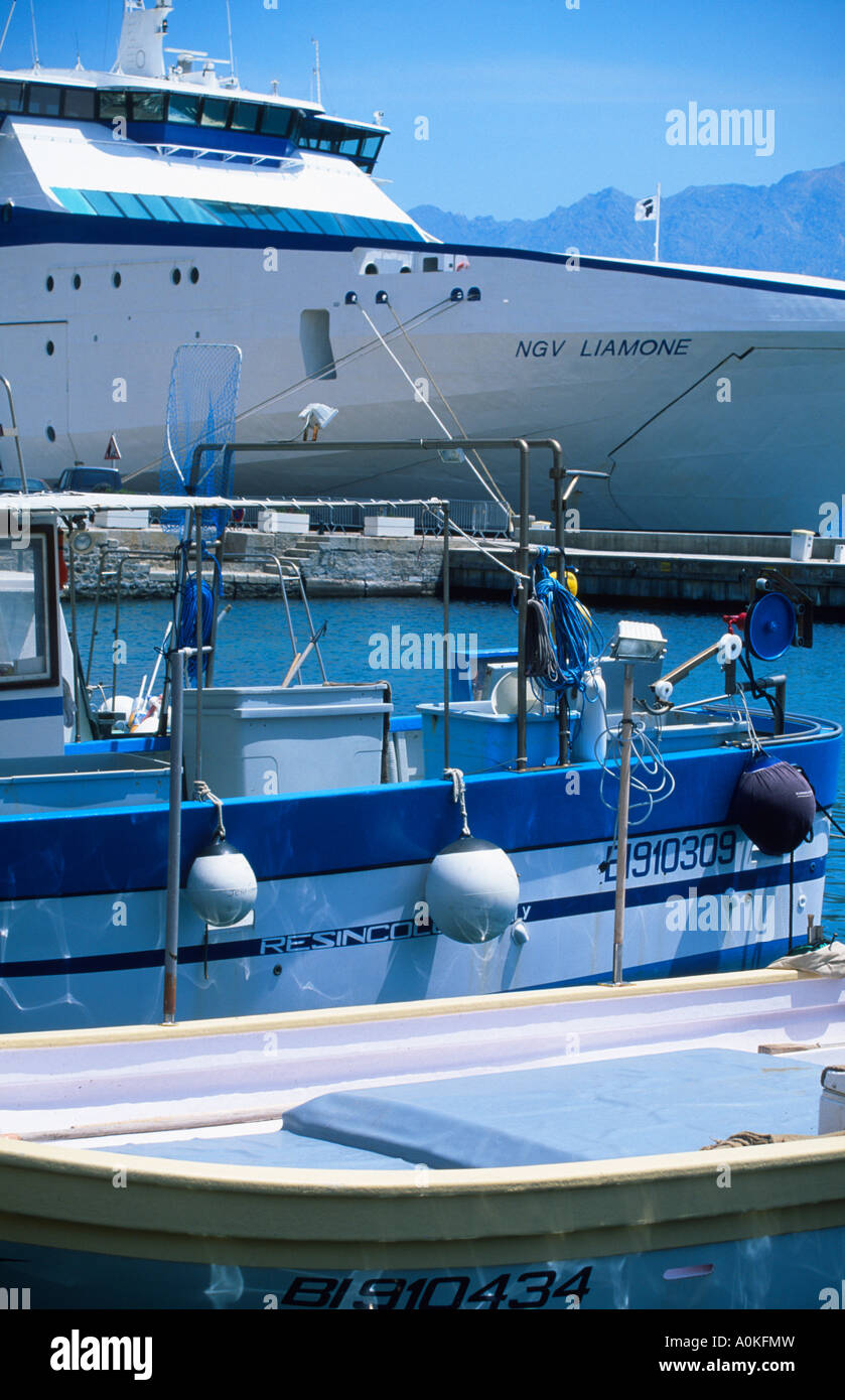 Ancoraggio barche da pesca e traghetto nel porto. calvi, Quay Landry, Balagne, Corsica, Francia, Europa Foto Stock