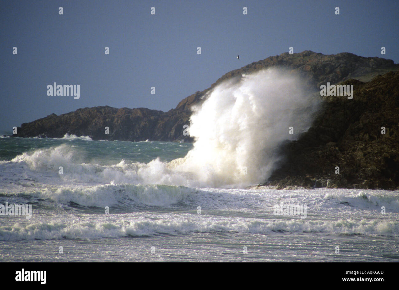 Onde si infrangono in inverno Gales Whitesands Bay St David s testa Pembrokeshire West Wales Foto Stock