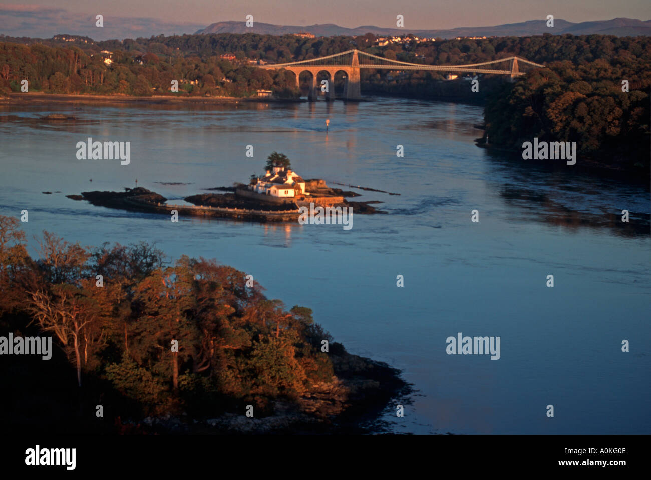 Ynys Gorad Goch e sospensione di Menai Bridge Il Swellies Menai Strait North West Wales Foto Stock