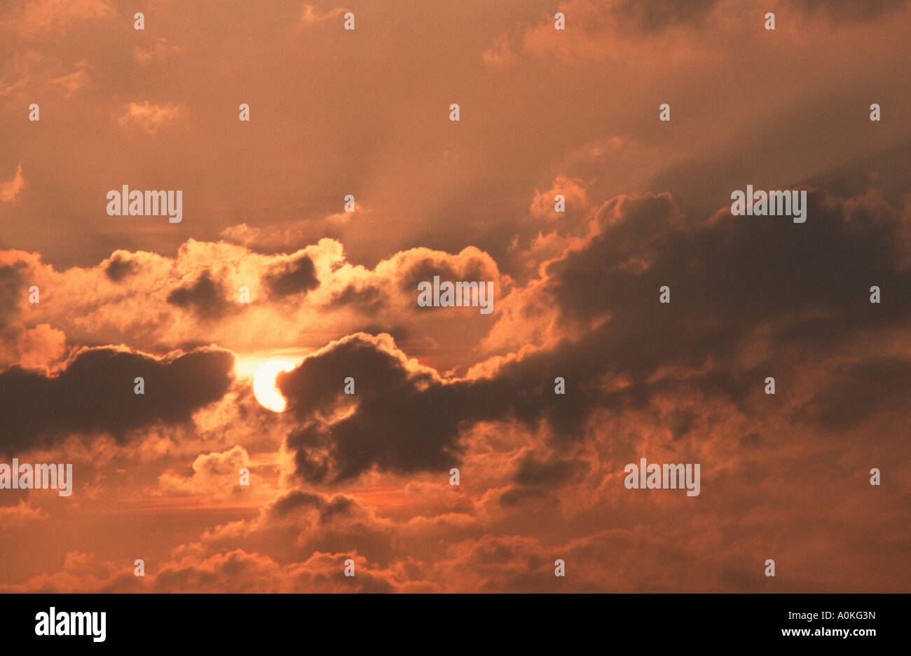 Nuvole al tramonto Wolken bei Sonnenuntergang Stimmung umore Querformat orizzontale Foto Stock