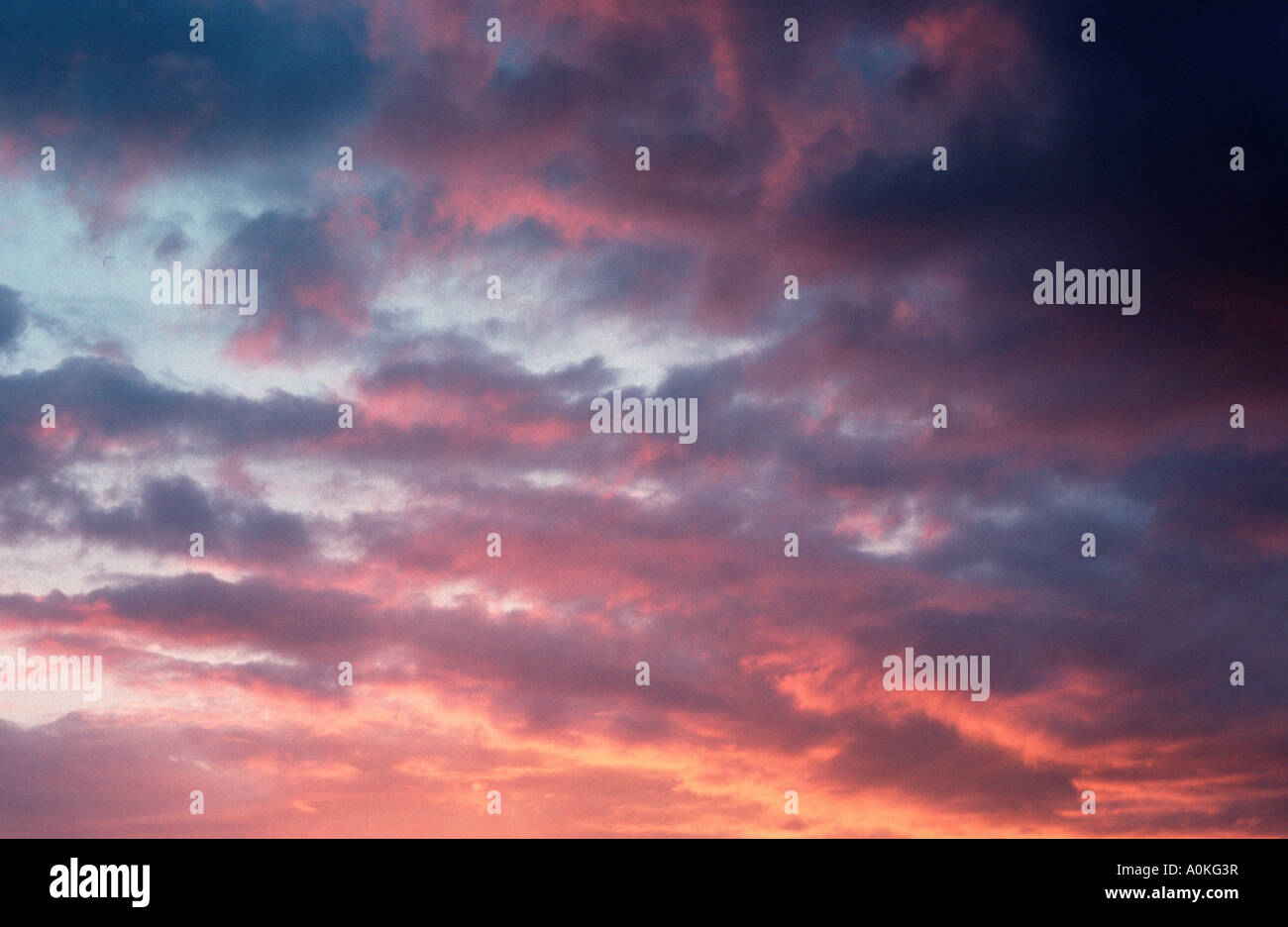 Nuvole al tramonto Wolken bei Sonnenuntergang Abenddaemmerung Stimmung umore Querformat orizzontale Foto Stock