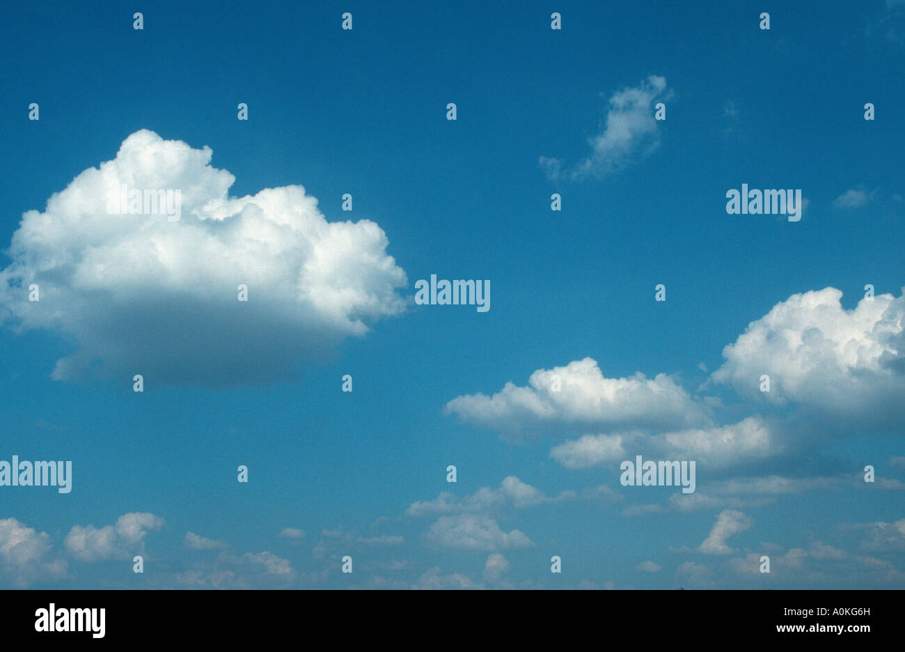 Nuvole Wolken Himmel cielo blu blau weiss bianco orizzontale Querformat Foto Stock