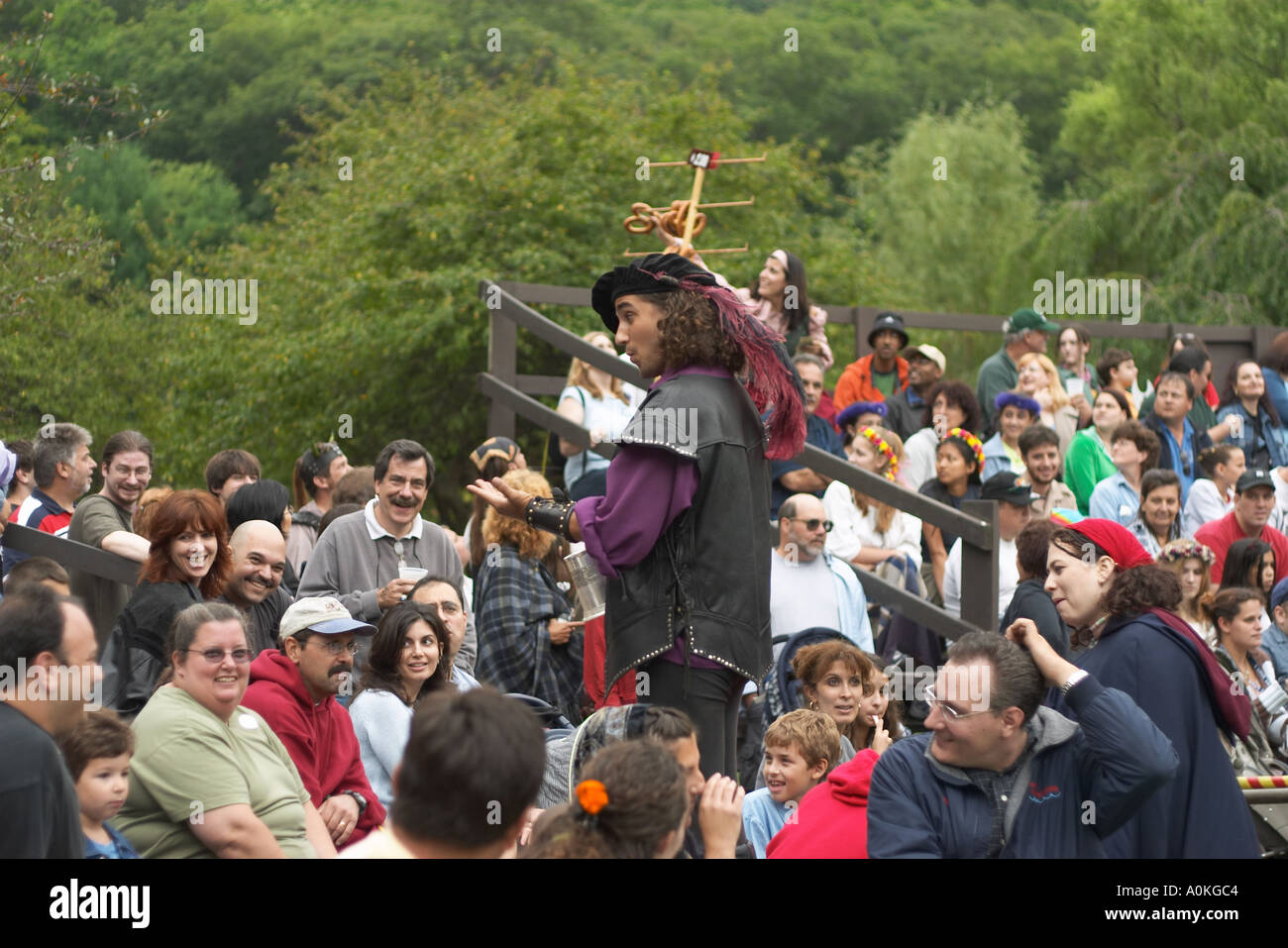 Giovane uomo vestito medievale si erge tra la folla in NY Renaissance Faire NY USA Foto Stock