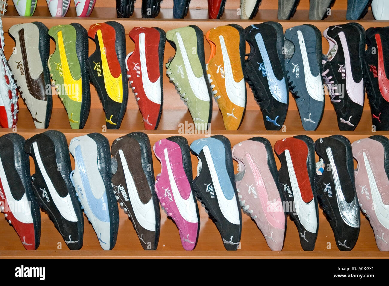 Puma badged scarpe da running, formatori, sneakers, forse falso, per la vendita nel Grand Bazaar, Istanbul, Turchia. DSC 7055 Foto Stock