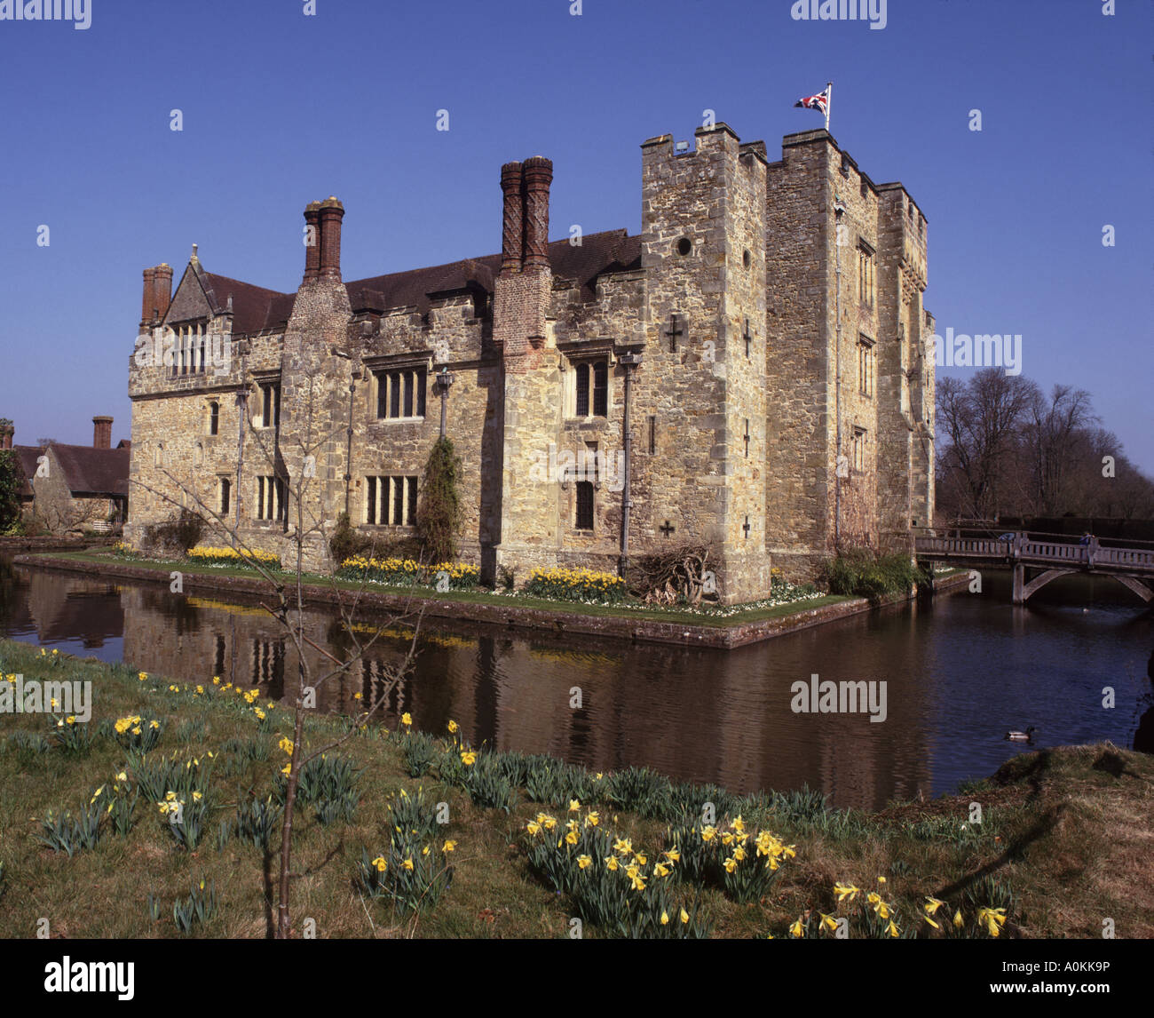 Il XIV secolo il castello di Hever Castle con il suo fossato una volta era la casa di Anne Boleyn su una giornata di primavera Foto Stock