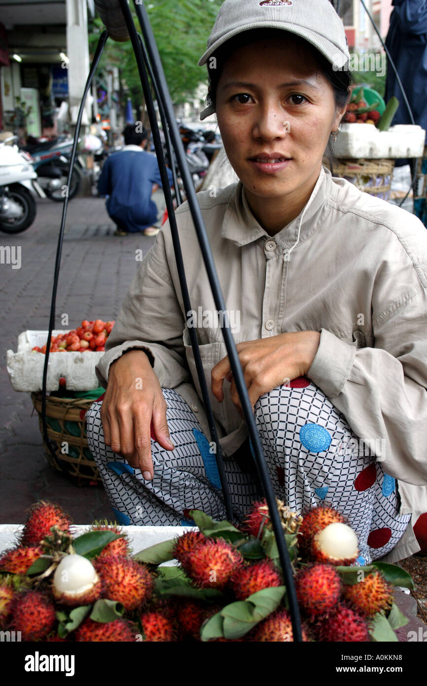 Donna vendita di rambutan nelle strade di Saigon (HCMC) Vietnam Foto Stock