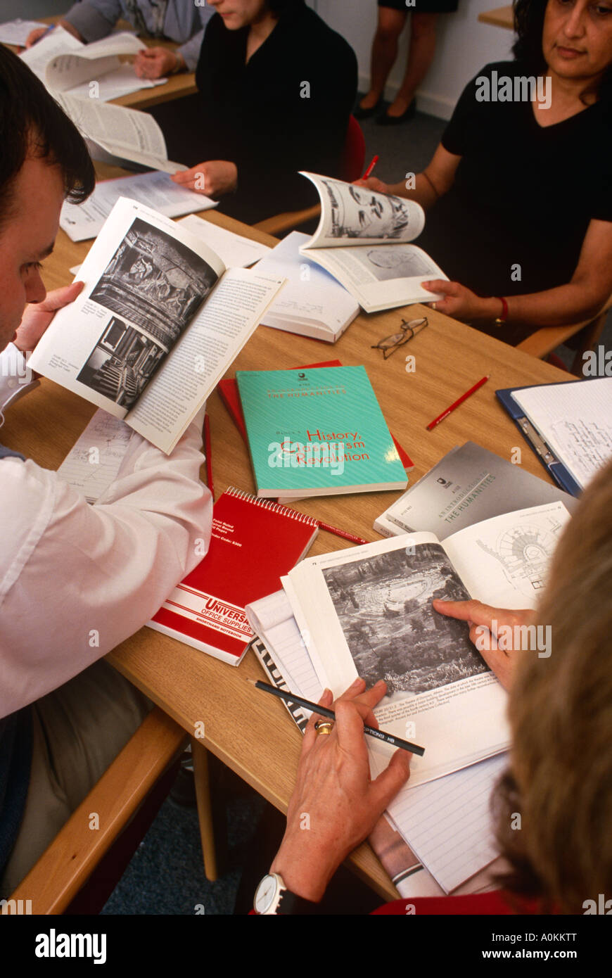 Gli studenti presso la Open University campus in Milton Keynes Buckinghamshire Inghilterra Foto Stock