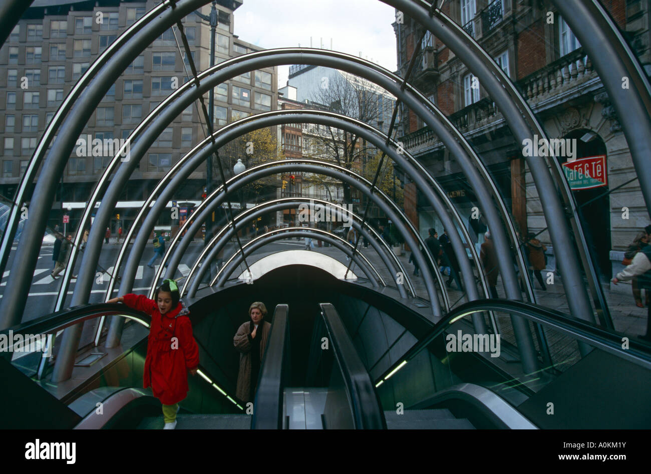 Fosteritos l'entrata di vetro ad un Metro rail station a Bilbao Spagna Foto Stock