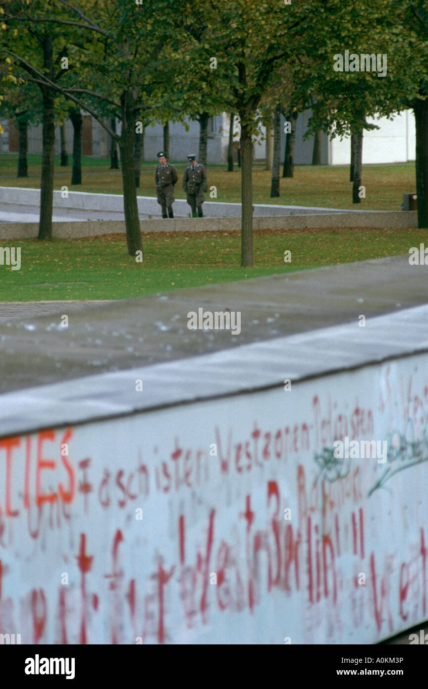 Tedesco orientale le guardie di frontiera patrol il muro di Berlino in Germania orientale nel 1985 Foto Stock