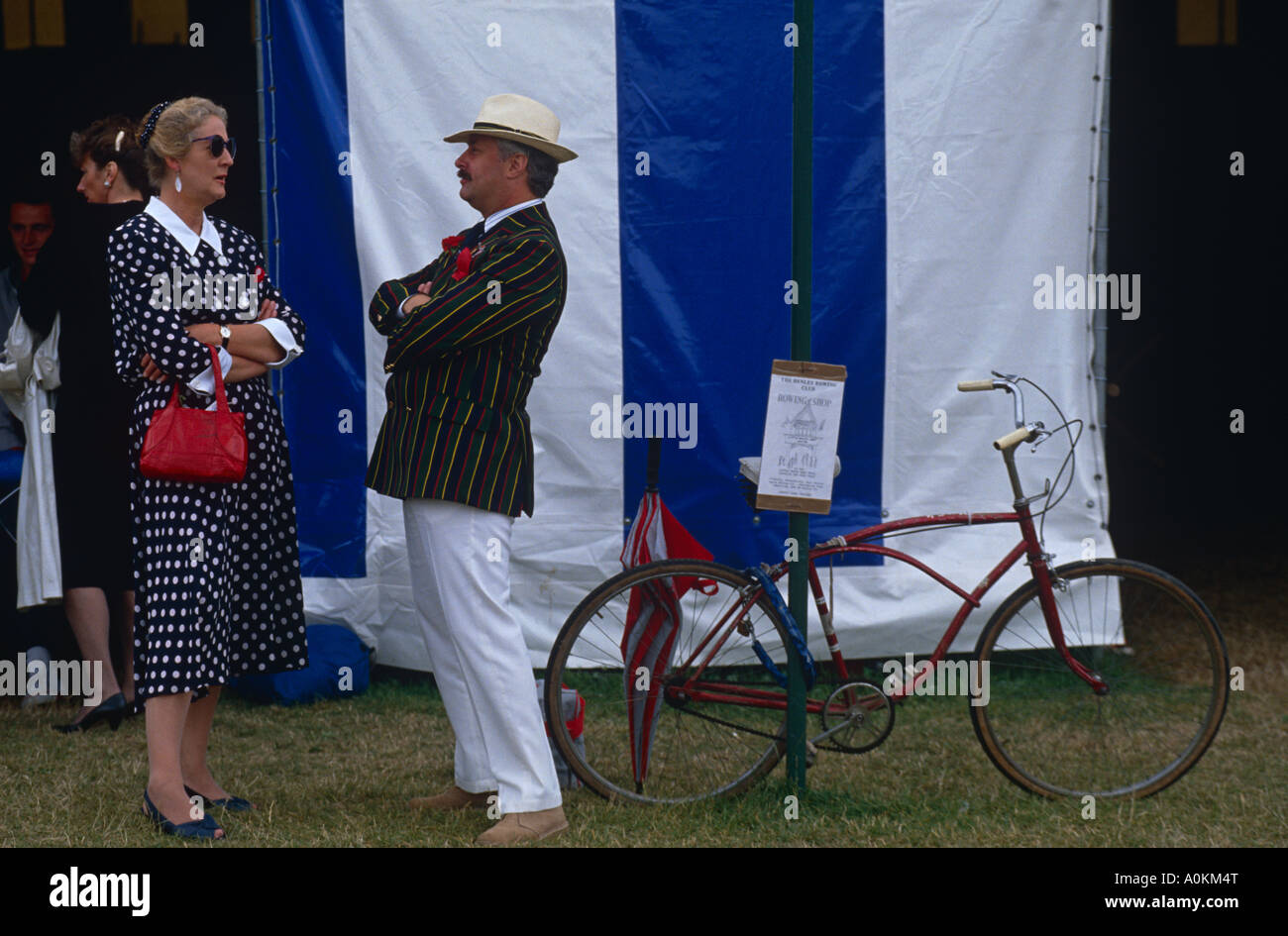 Un uomo e una donna che indossa rowing club blazer chiacchierando al di fuori della casa-barca a Henley Royal Regatta, Oxfordshire, Regno Unito Foto Stock