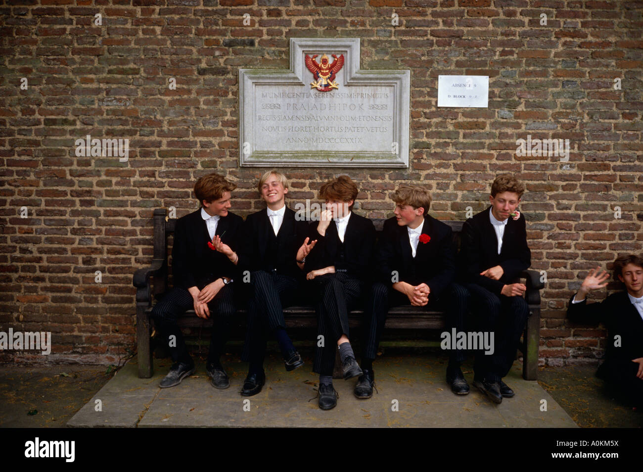 Gli alunni al di fuori di Eton College a Eton, Berkshire, Inghilterra Foto Stock