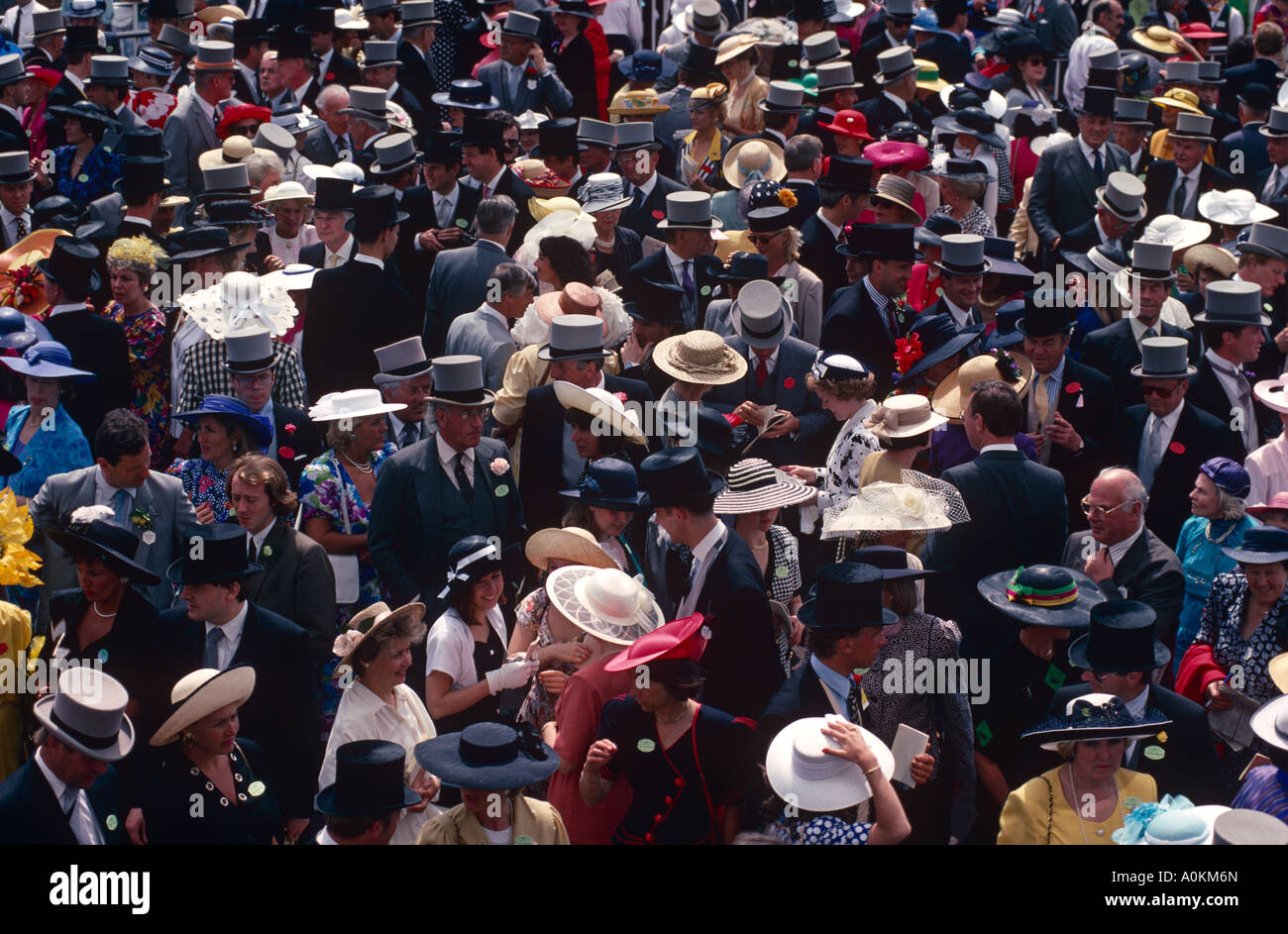 La folla in Royal Enclosure guardare le corse dei cavalli presso il Royal Ascot riunione Ascot Berkshire Inghilterra Foto Stock