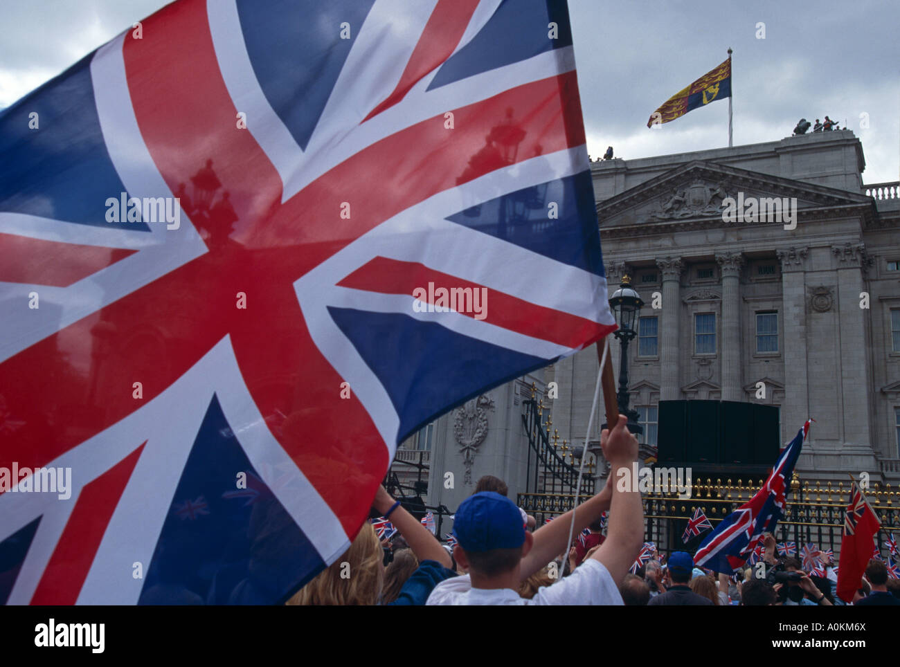 Bandiera sventola fuori Buckingham Palace al Queens Golden celebrazione giubilare in giugno 2002 LONDON REGNO UNITO Foto Stock