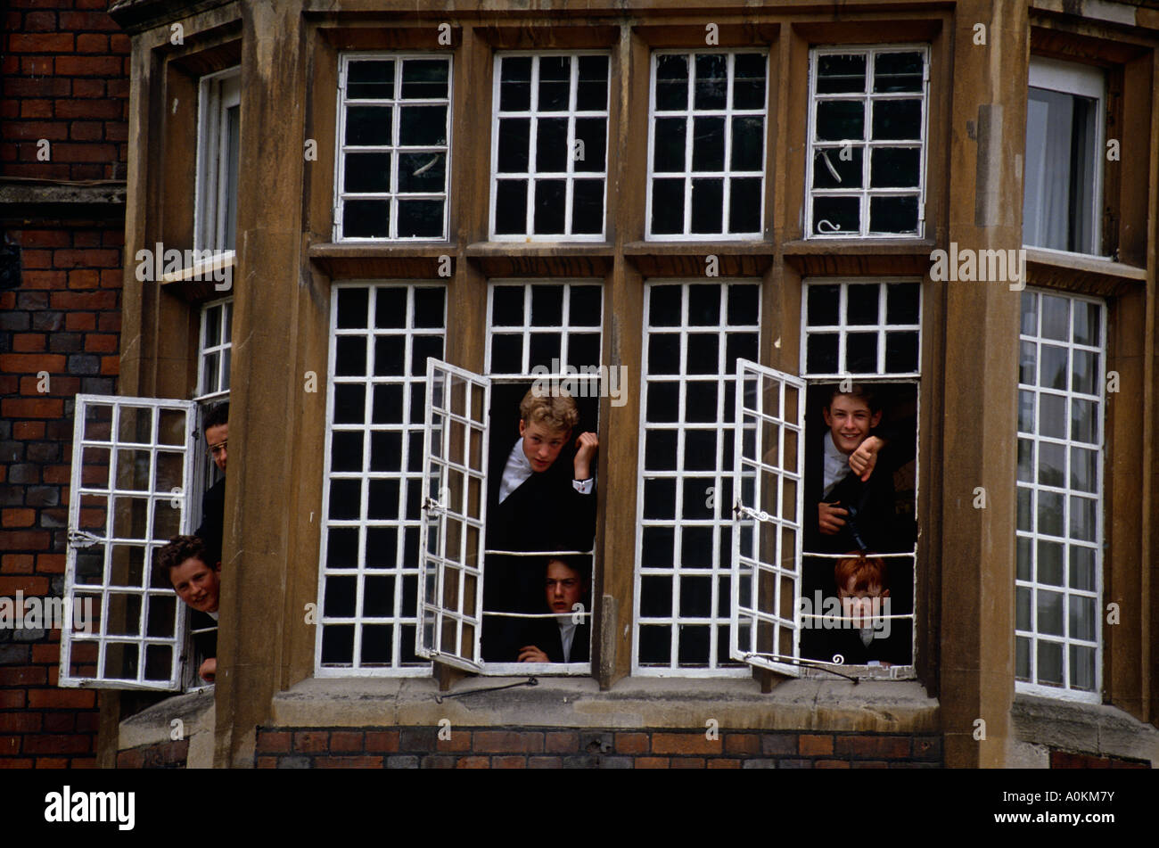 Ragazzi sporgersi dai finestrini della loro camera a Eton College in Berkshire Foto Stock