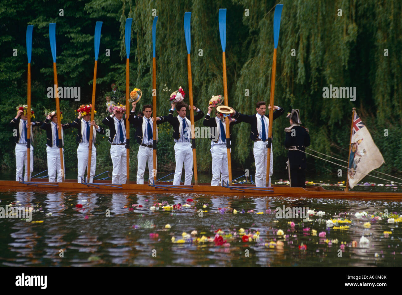 Eton College in Berkshire tiene annualmente un quarto di giugno cerimonia dove i ragazzi riga giù il fiume Tamigi indossando diportisti di paglia Foto Stock