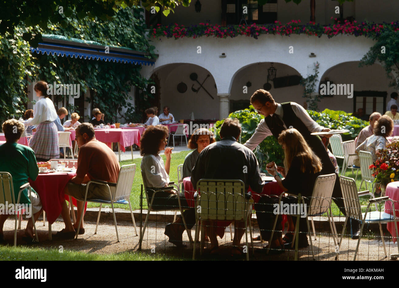 Schloss Leonstain a Pörtschach, Austria, colazione nel cortile interno Foto Stock