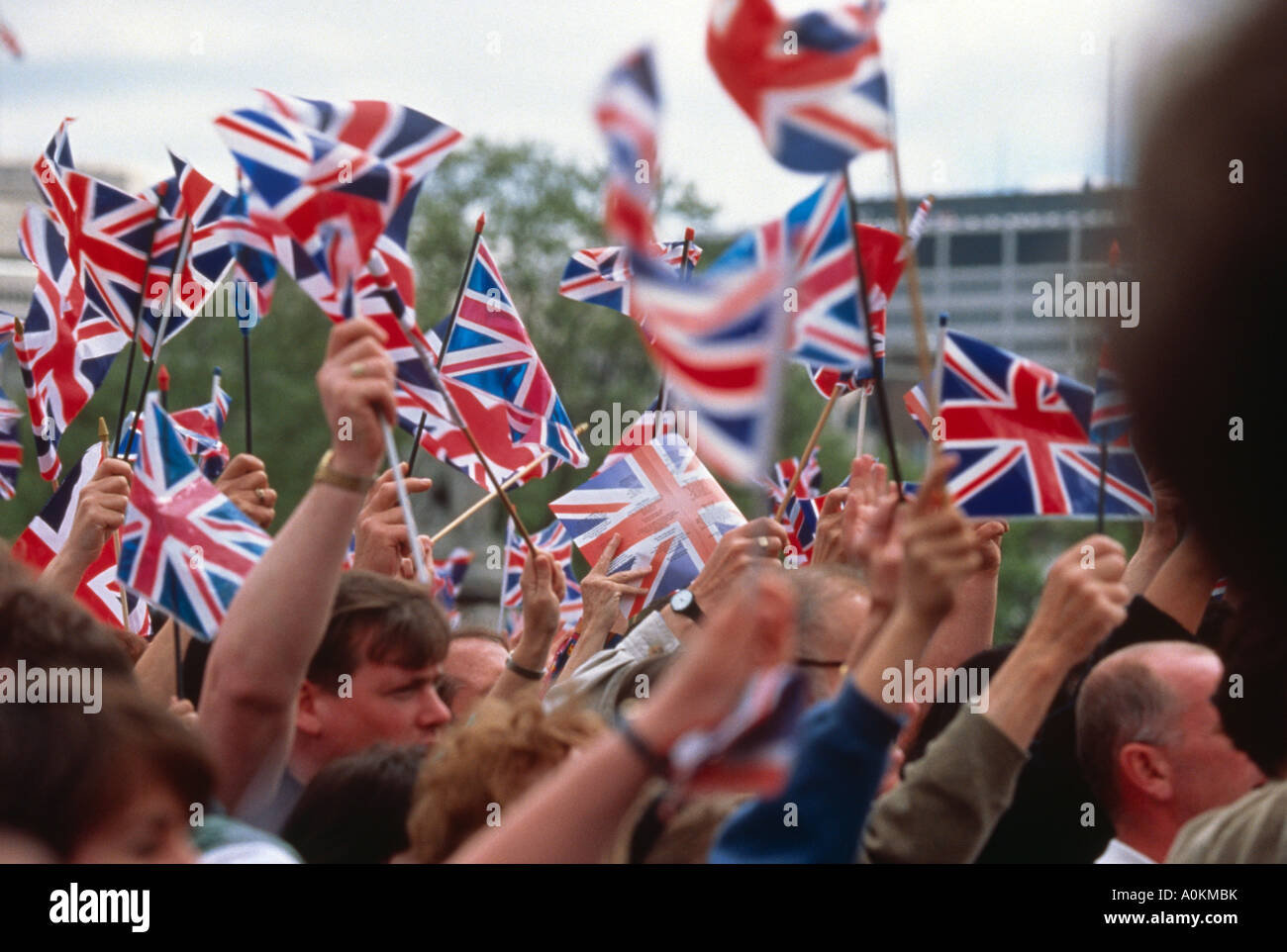 Bandiera sventola fuori Buckingham Palace al Queens Golden celebrazione giubilare in giugno 2002 LONDON REGNO UNITO Foto Stock
