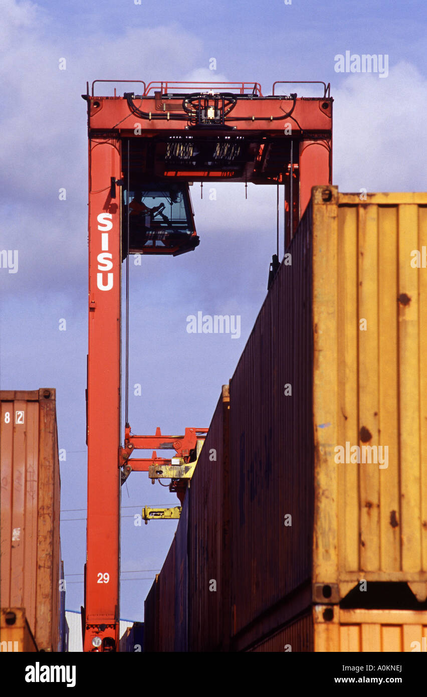 Un "straddle carrier lo spostamento di un contenitore di 40 piedi nel contenitore pila a Southampton container terminal Foto Stock