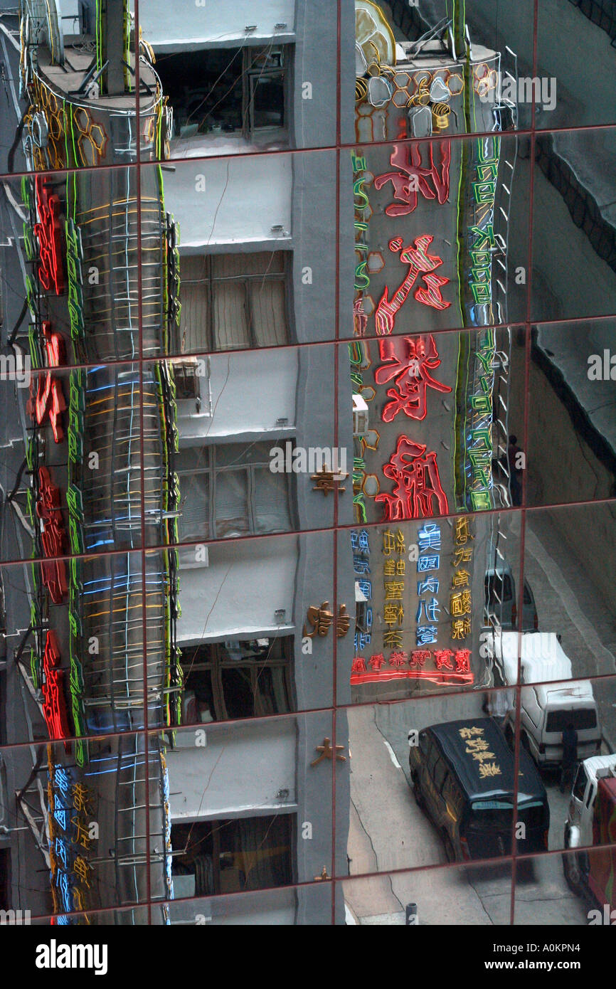 Scena di strada dalla riflessione di un edificio di vetro, il Distretto Centrale di Hong Kong Foto Stock