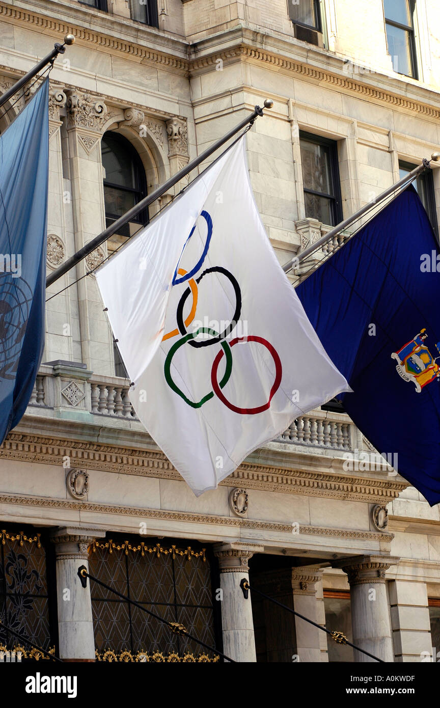 La bandiera olimpica vola con altri presso il Plaza Hotel Foto Stock