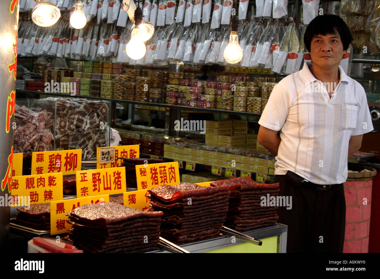 L'uomo vendere Yuk Gon, Macao la famosa carne essiccata Foto Stock