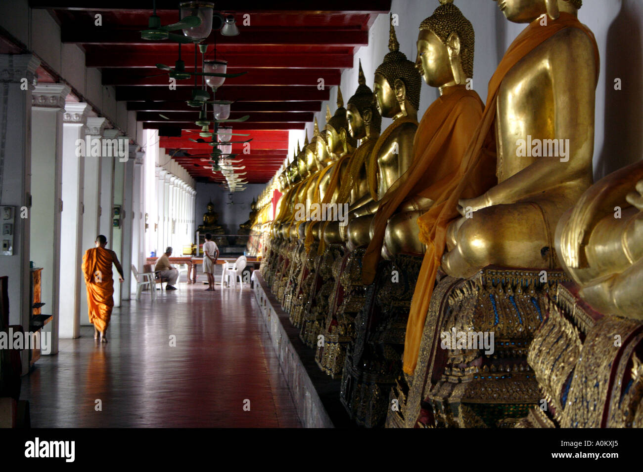 La lunga linea di golden Buddha di Wat Arun tempio di Bangkok, Tailandia Foto Stock