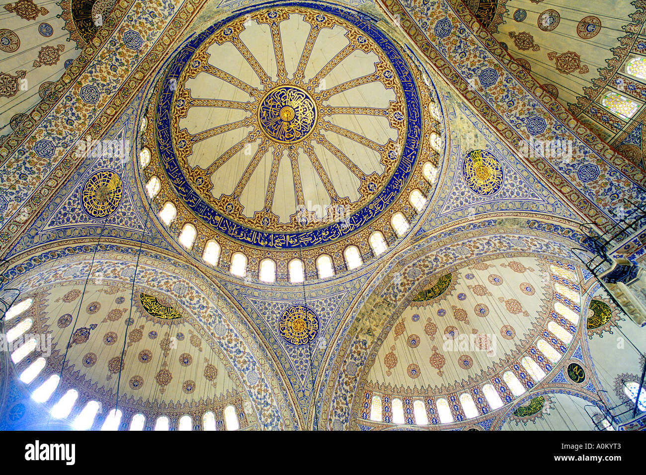 Istanbul Turchia la Moschea Blu cupole interni & Semi cupole con la calligrafia Foto Stock