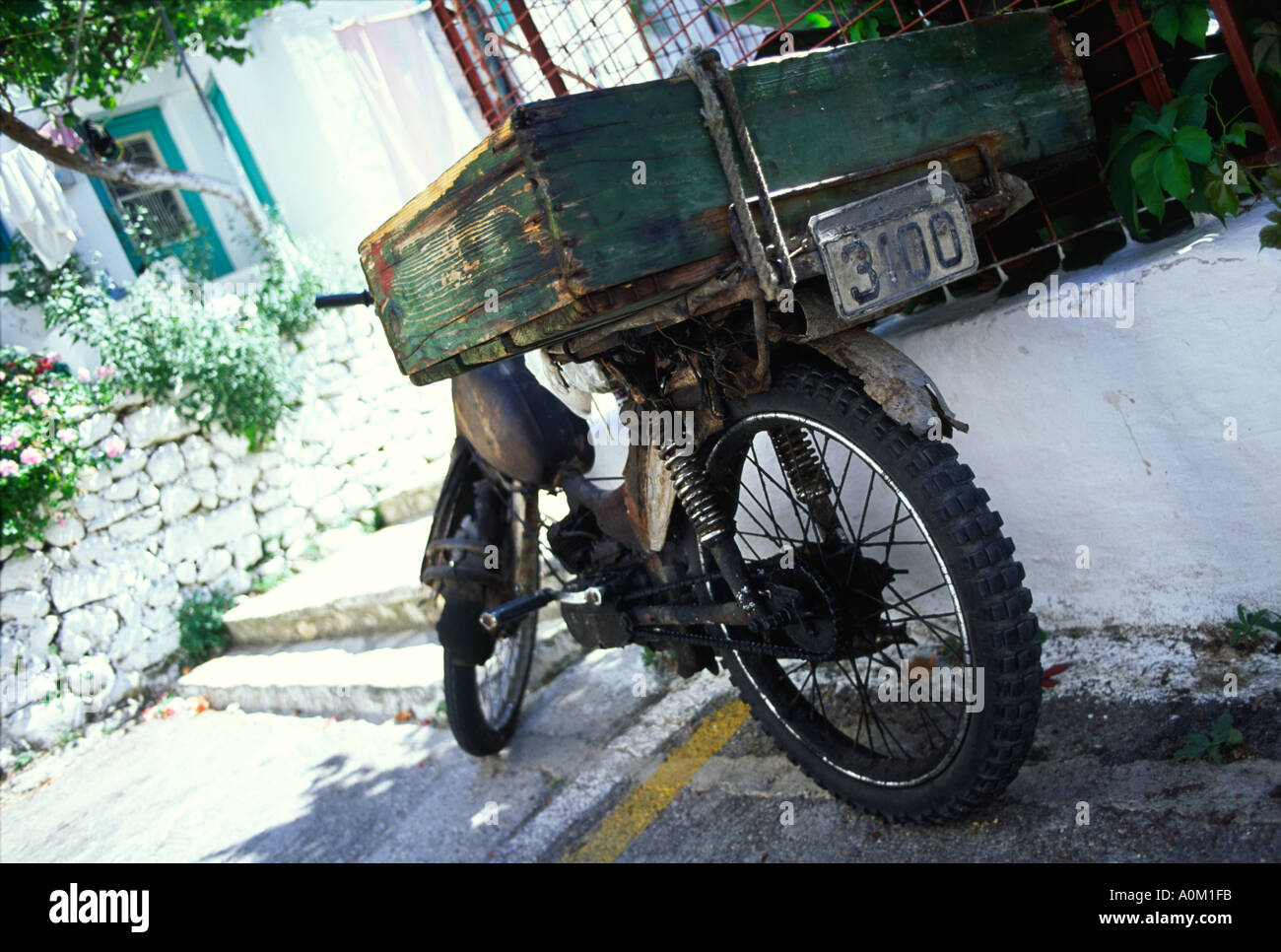 Parcheggiato Rusty moto trovato sull'isola di Corfu Grecia Foto Stock