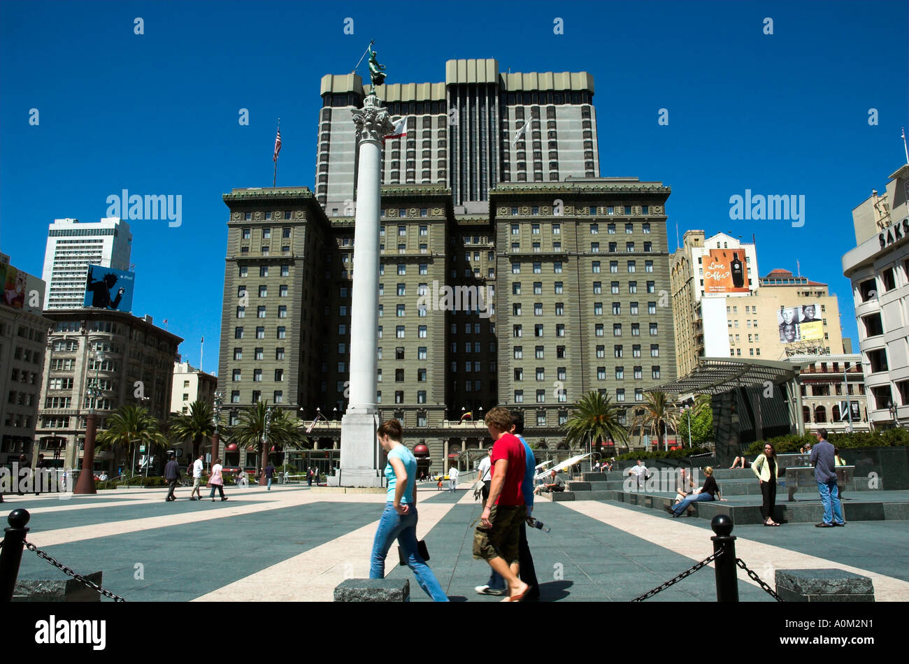 I turisti in Union Square, Dewey monumento, e San Francesco hotel in background, San Francisco, California, Stati Uniti d'America Foto Stock