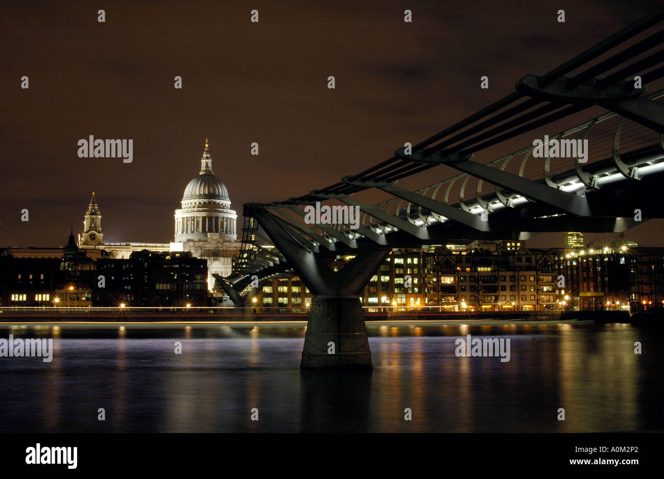 La Cattedrale di St Paul London, il fiume Tamigi e il Millennium Bridge Foto Stock