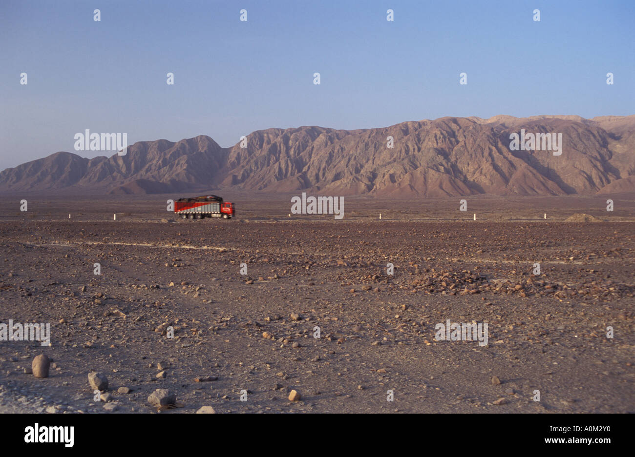 Un grande camion sulla strada verso nasca in Perù Foto Stock