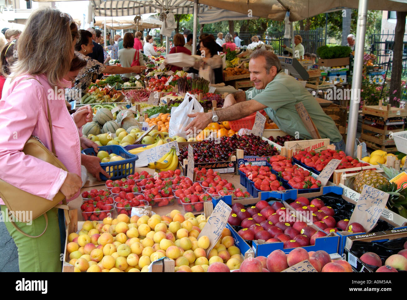 Martedì mercato a Diano Marina Liguria Italia Foto Stock
