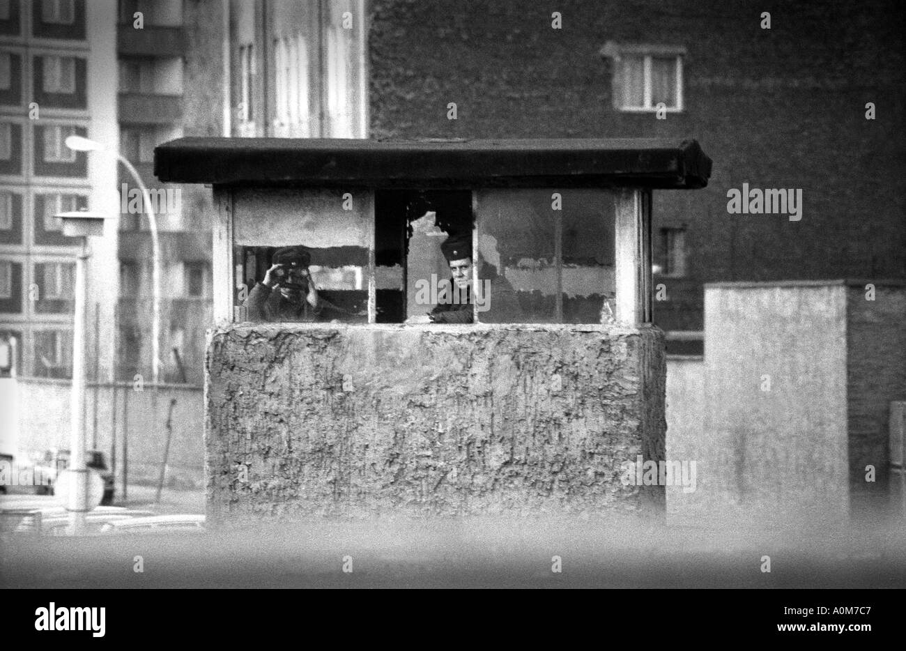 Tedesco orientale le guardie di frontiera peer fuori da una torre di controllo presso il muro di Berlino durante gli anni ottanta foto da Andrew Hasson 1983 Foto Stock