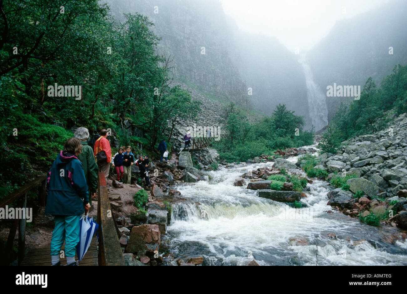 La cascata e turisti Foto Stock