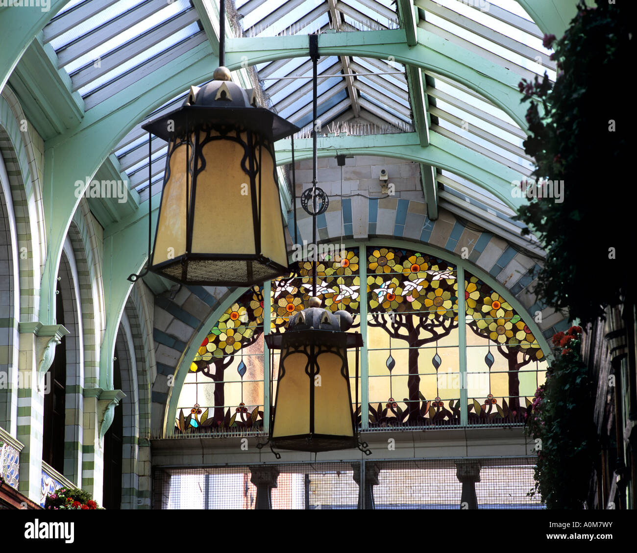 Art Nouveau paralumi e vetrate colorate all'interno del Royal Arcade, il centro città di Norwich, Norfolk. Foto Stock