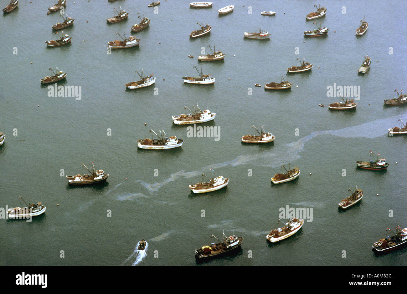1972 Acciuga flotta peschereccia ancorato offshore nell'Oceano Pacifico presso Oil Perù meridionale Foto Stock