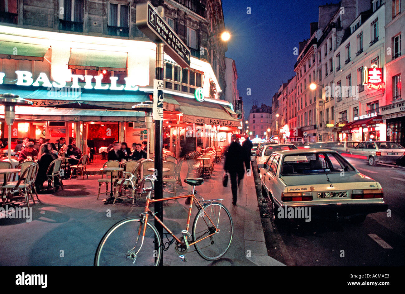 Parigi Francia, Street Scene Paris Cafe Terrace at 'Lit up' Night Bicycle, francia 1980s, paris Street cars, foto d'epoca francese Foto Stock