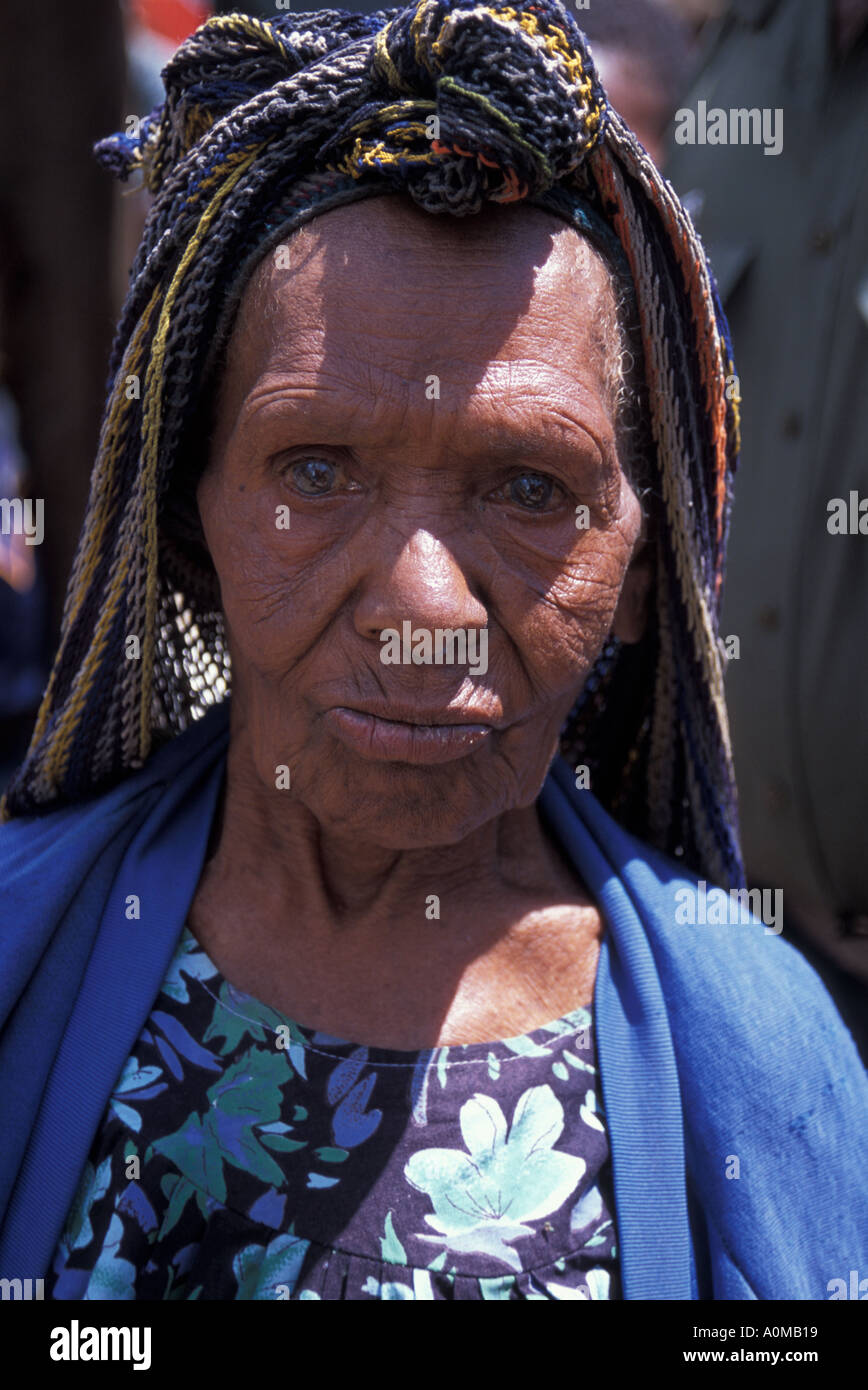 La donna nel mercato Mount Hagen Highlands Occidentali provincia di Papua Nuova Guinea Foto Stock