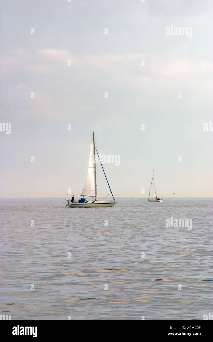 Barche a vela passando da Suomenlinna Helsinki Finlandia Foto Stock