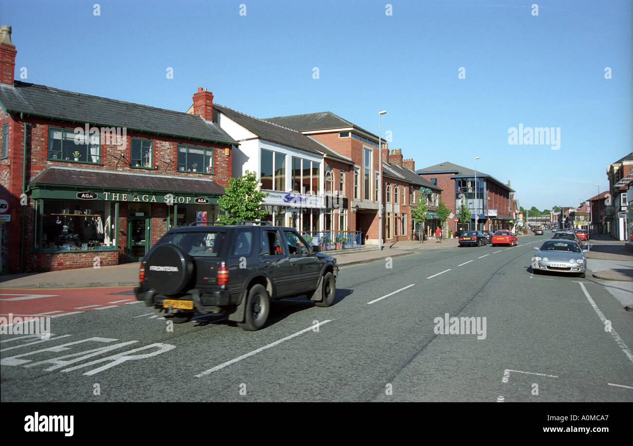 Acqua Lane guardando verso il centro della città di Wilmslow cheshire england Foto Stock