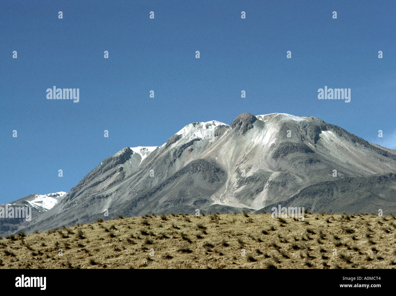 Il Perù il trasporto ad alta Altiplano vulcani distanti sul altiplano Foto Stock