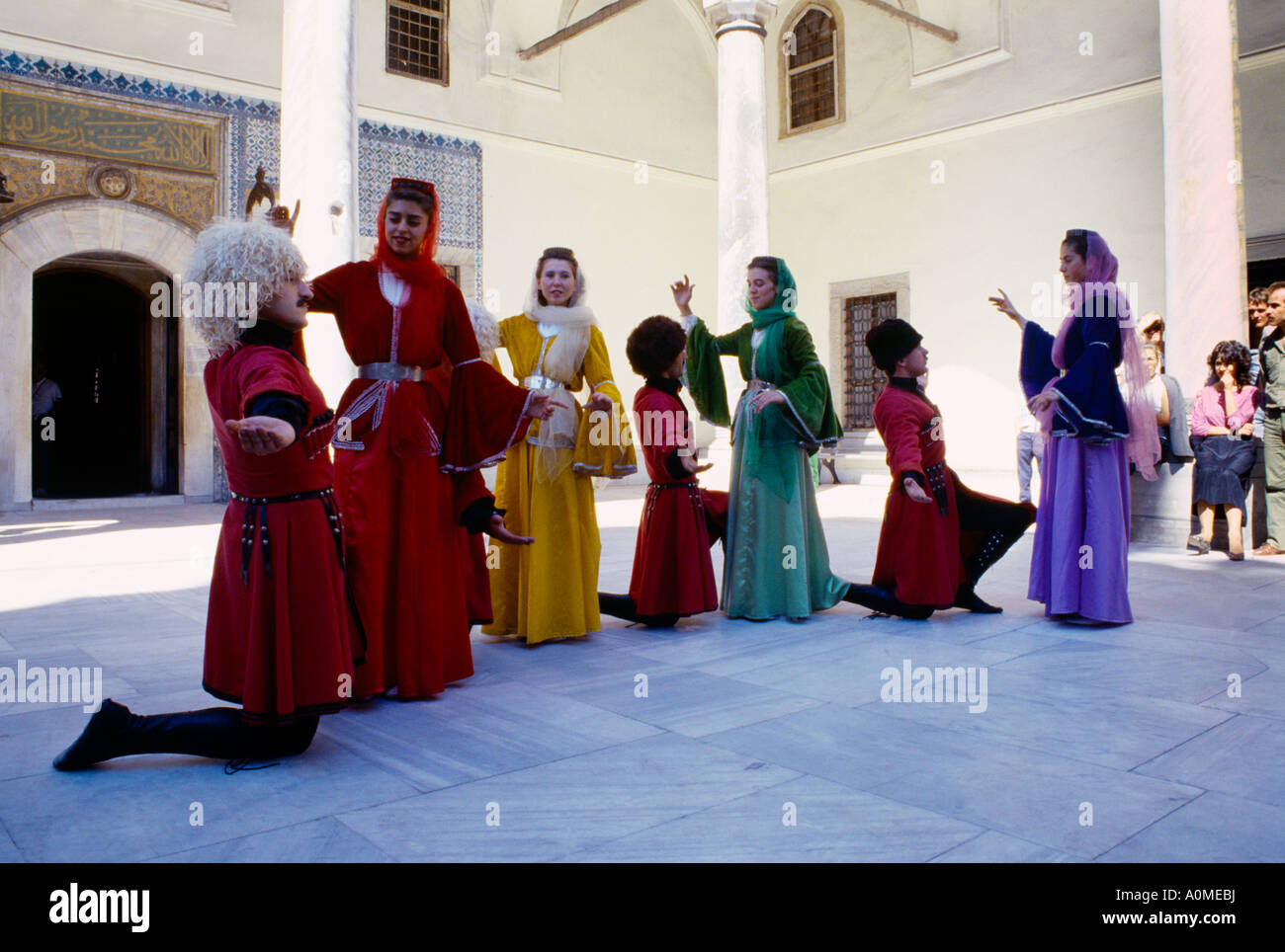 Istanbul Turchia Topkapi - Cortile ballerini folk Foto Stock