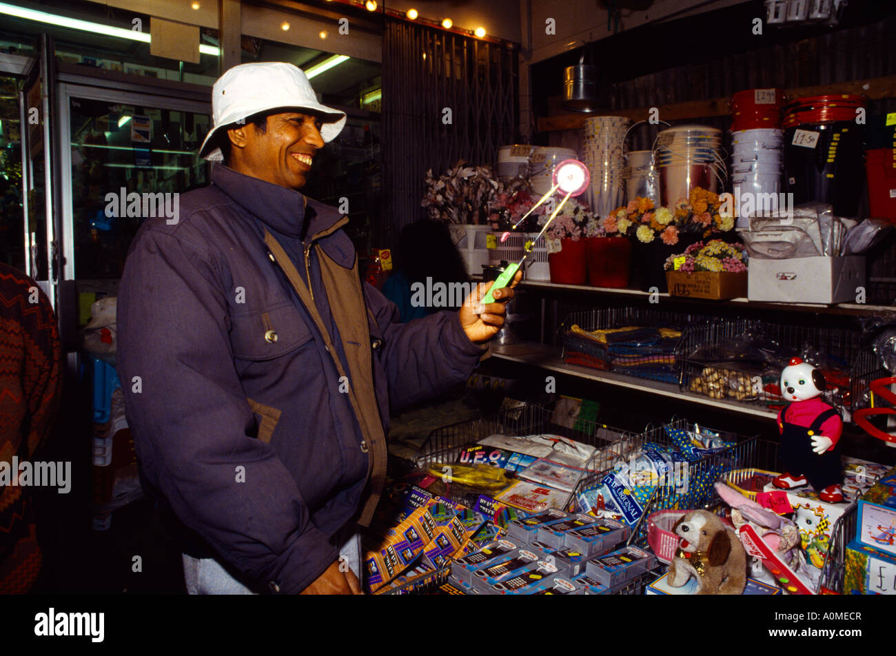 Inghilterra London Wembley Diwali giocattolo in vendita su High Street Foto Stock