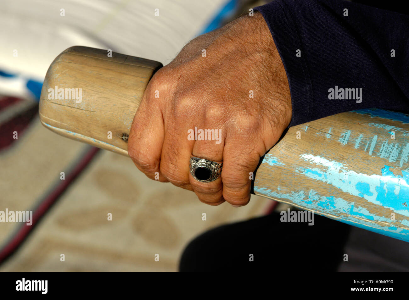 In Oman Musandam. Capitano Waleed Hassan Mohammed al Khumzari sambuco dello sterzo. Mano salda sul timone Foto Stock