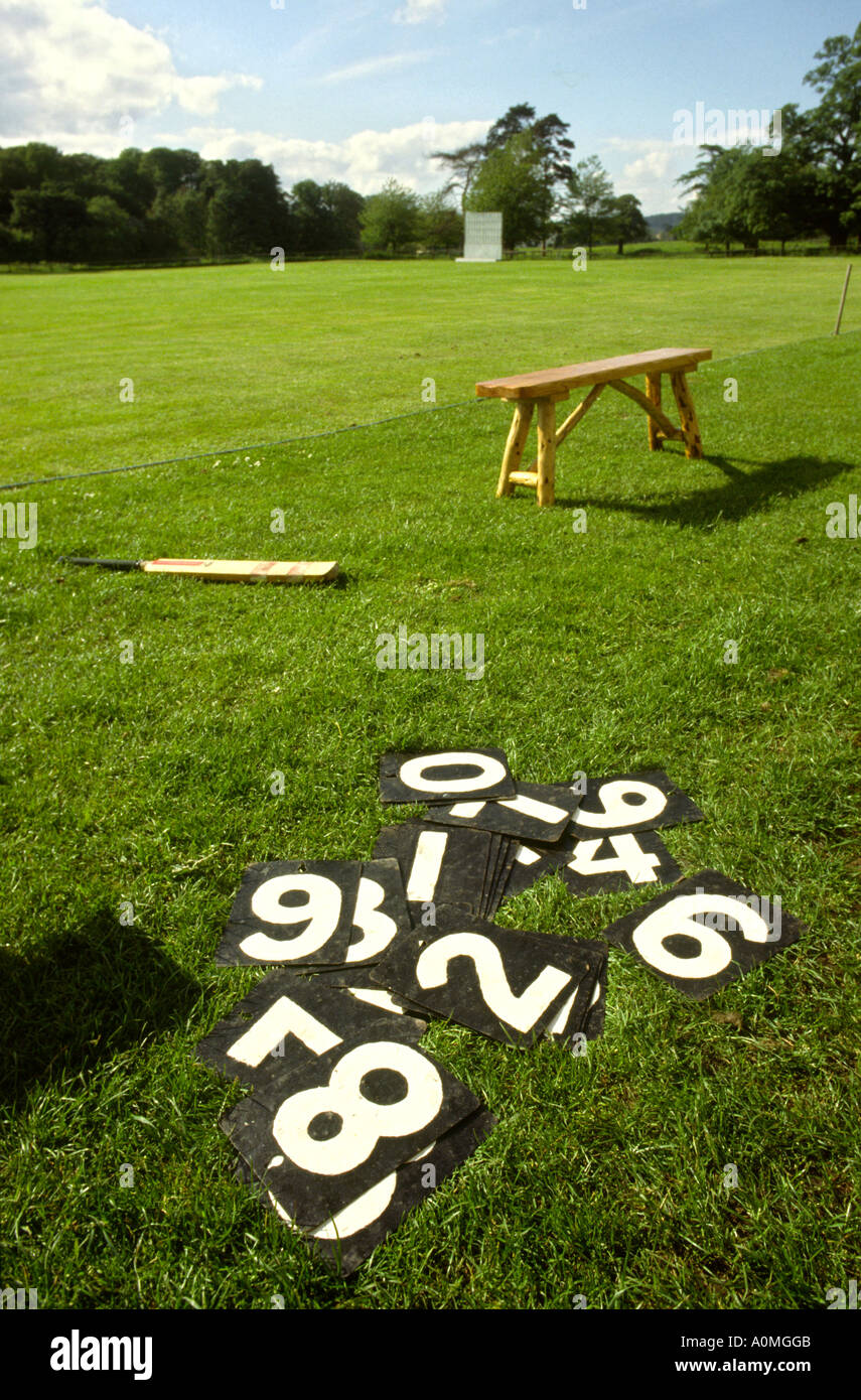 Cheshire village cricket scoreboard numeri sul fuori campo lato Foto Stock